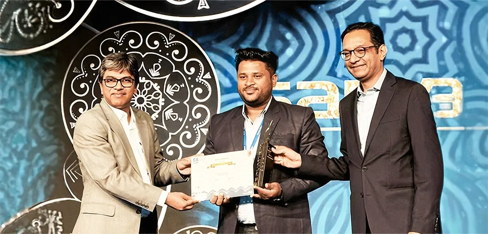 Ashwani Ojha receiving Sarvottam Award at Bajaj Electricals